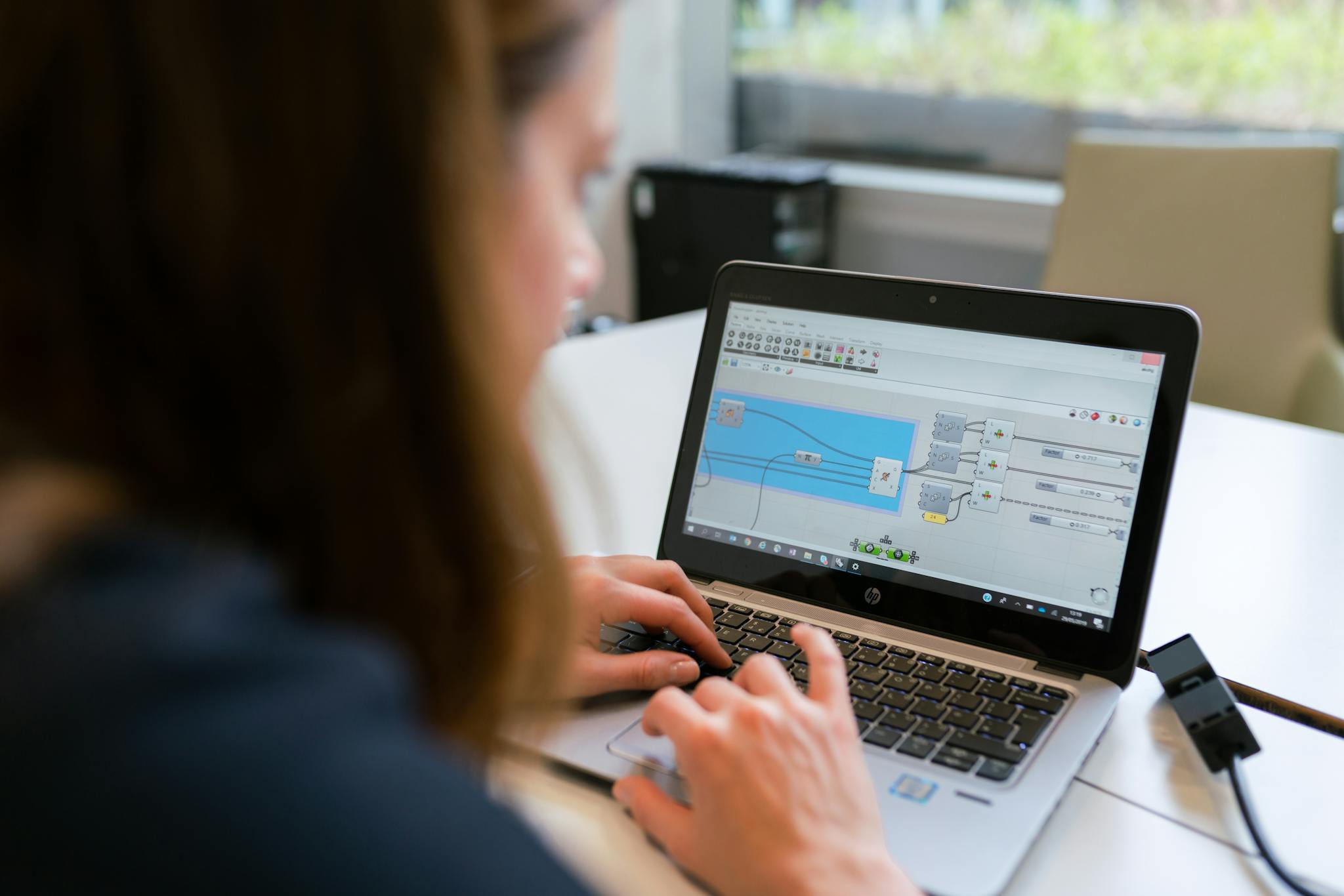 Klant werkt aan website op laptop – professionele webdesign door OostLogic